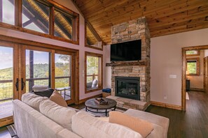 獨棟房屋, 多張床, 熱水浴缸, 山景 (Blue Heaven) | 起居區 | 壁爐