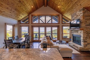 單棟房屋, 多張床, 熱水浴缸, 山景 (Blue Heaven) | 客廳 | 壁爐