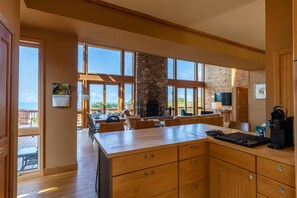Rumah, Beberapa Tempat Tidur, hot tub, pemandangan gunung (The Summit of Beech) | Interior