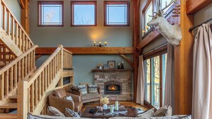 Maison, plusieurs lits, patio, vue montagne (Elk Island at River Run) | Coin séjour | Cheminée
