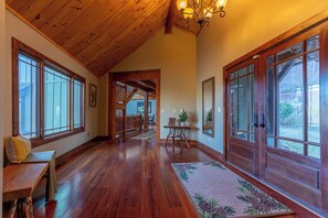 Casa, varias camas, patio, vistas a la montaña (Elk Island at River Run) | Interior