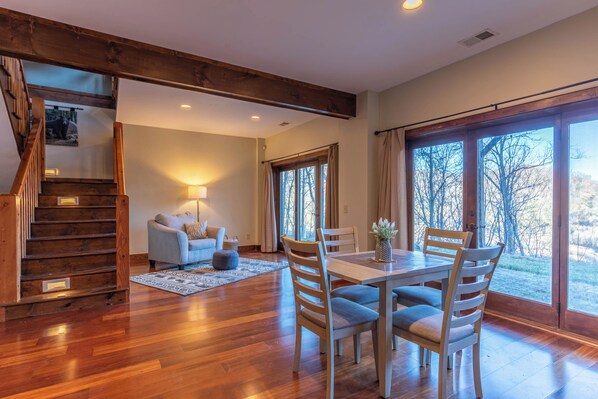 Casa, varias camas, patio, vistas a la montaña (Elk Island at River Run) | Interior