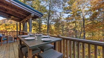 Cabin, nhiều giường, bồn tắm nước nóng, quang cảnh núi (Foxtail Cabin) | Khu ẩm thực ngoài trời