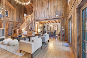 Ferienhütte, Mehrere Betten, Whirlpool, Bergblick (Foxtail Cabin) | Wohnbereich