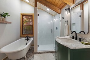 小屋, 多张床, 热水浴缸, 山景 (Foxtail Cabin) | 浴室 | 名牌洗护用品、毛巾、卫生纸