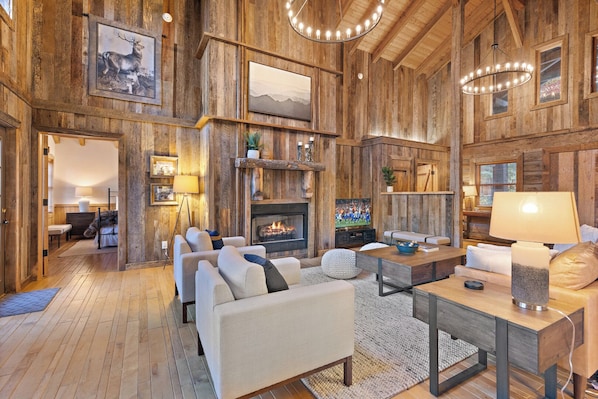 Ferienhütte, Mehrere Betten, Whirlpool, Bergblick (Foxtail Cabin) | Innenbereich