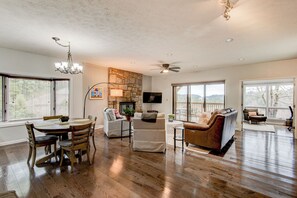 Bloc d'apartaments, diversos llits, pati, vistes a la muntanya (Chetola: Robin 1) | Sala d'estar | Llar de foc 