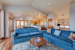 Hus - flera sängar - uteplats - utsikt mot bergen (Hill Station) | Vardagsrum | Eldstad