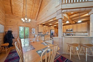 Cabin, Multiple Beds, Hot Tub, Mountain View (Comptime) | Dining
