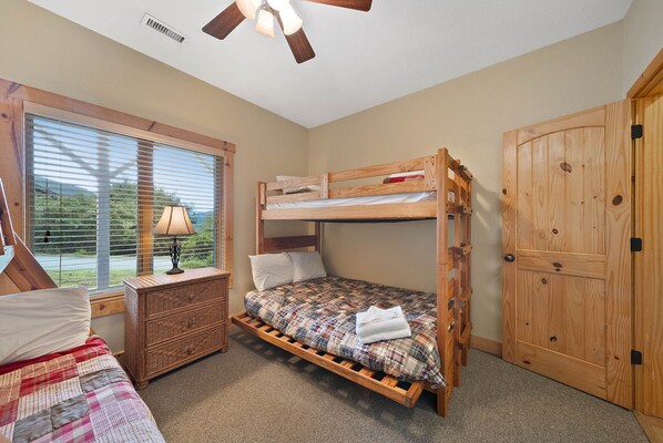 Cabin, Multiple Beds, Hot Tub, Mountain View (Comptime)