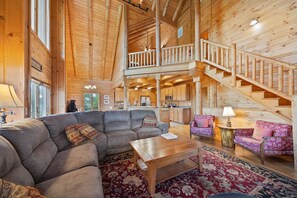 Cabaña, varias camas, bañera de hidromasaje, vistas a la montaña (Comptime) | Zona de estar | Una chimenea