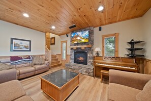 Cabin, Multiple Beds, Hot Tub, Mountain View (Comptime) | Living area