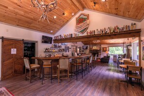 Condo, Multiple Beds, Hot Tub, Mountain View (Sylvan Falls at Yonahlossee) | Bar (on property)