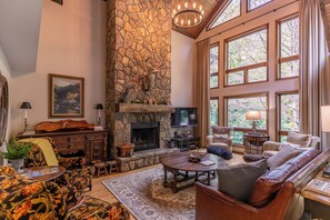 Condo, nhiều giường, bồn tắm nước nóng, quang cảnh núi (Sylvan Falls at Yonahlossee) | Khu phòng khách | Lò sưởi 