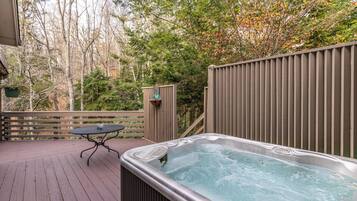 Kondominium, Beberapa Tempat Tidur, hot tub, pemandangan gunung (Sylvan Falls at Yonahlossee) | Bathtub spa outdoor