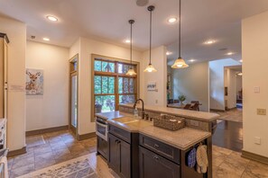 Ferienhaus, Mehrere Betten, Whirlpool, Bergblick (Misty Mountain Hop) | Innenbereich