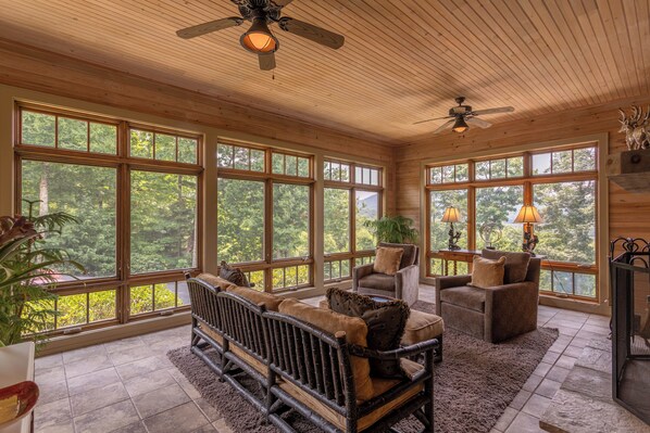 Ferienhaus, Mehrere Betten, Whirlpool, Bergblick (Misty Mountain Hop) | Wohnbereich | Kamin