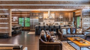 Huisje, meerdere bedden, hot tub, uitzicht op bergen (Above and Beyond) | Interieur