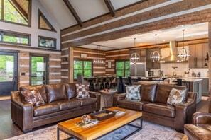 Hytte, flere senger, spabadekar, fjellutsikt (Above and Beyond) | Innvendig