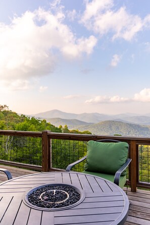 كابينة - عدة أسرّة - بمغطس ساخن - منظر للجبل (Above and Beyond) | شرفة