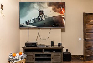 Cabaña, varias camas, hidromasaje, vista a la montaña (Above and Beyond) | Sala de estar | Chimenea