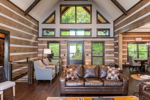 Hytte, flere senger, spabadekar, fjellutsikt (Above and Beyond) | Innvendig