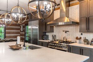 Cabana, diversos llits, banyera d'hidromassatge, vistes a la muntanya (Above and Beyond) | Cuina privada | Cafetera i tetera 