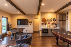 Hytte, flere senger, spabadekar, fjellutsikt (Above and Beyond) | Innvendig