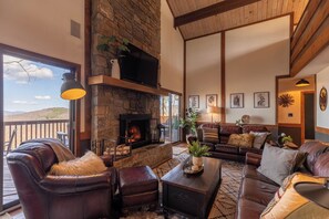 บ้านพัก, หลายเตียง, อ่างน้ำร้อน, วิวภูเขา (Fore The View) | บริเวณนั่งเล่น | เตาผิง