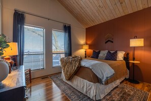 House, Multiple Beds, Hot Tub, Mountain View (Fore The View) | 1 bedroom, individually decorated, individually furnished, bed sheets
