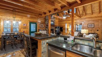 Cabin, nhiều giường, bồn tắm nước nóng, quang cảnh núi (A Bear's Creek) | Nội thất