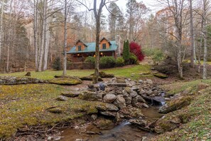 Exterior - A Bear's Creek (Banner Elk)