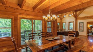 캐빈, 침대(여러 개), 온수 욕조, 산 전망 (Enchanted Forest Retreat) | 객실 내 식사 공간