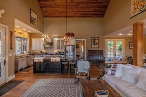 Rumah, Beberapa Tempat Tidur, hot tub, pemandangan gunung (Robin Hoods Retreat) | Interior