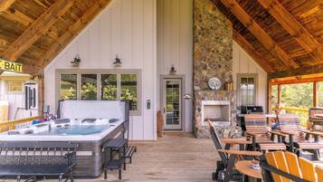 Nhà, nhiều giường, bồn tắm nước nóng, quang cảnh núi (Robin Hoods Retreat) | Khu ẩm thực ngoài trời