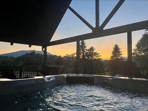 Hus - flera sängar - bubbelpool - utsikt mot bergen (Robin Hoods Retreat) | Bubbelpool utomhus