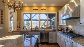 House, Multiple Beds, Hot Tub, Mountain View (Robin Hoods Retreat) | Private kitchen | Coffee/tea maker