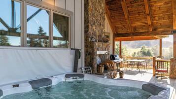 Rumah, Beberapa Tempat Tidur, hot tub, pemandangan gunung (Robin Hoods Retreat) | Tempat makan outdoor