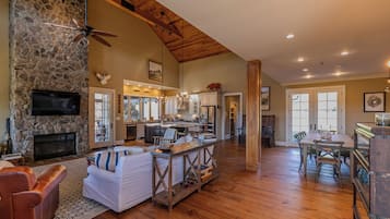 Rumah, Beberapa Tempat Tidur, hot tub, pemandangan gunung (Robin Hoods Retreat) | Area keluarga | Perapian