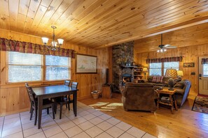 キャビン ベッド (複数台) スパ浴槽 マウンテンビュー (A Bears Hill) | リビング エリア | 暖炉