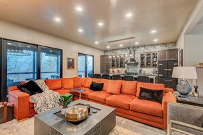 ハウス ベッド (複数台) パティオ マウンテンビュー (Maynard V at Elk Creek) | リビング エリア | 暖炉