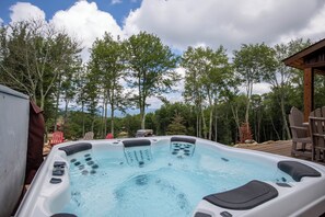 Hus - flera sängar - bubbelpool - utsikt mot bergen (Bear Claw Overlook at Eagles Nest) | Bubbelpool utomhus