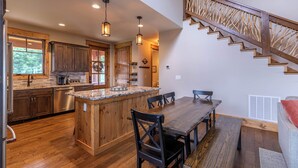 Maison, plusieurs lits, bain à remous, vue montagne (Bear Claw Overlook at Eagles Nest) | Cuisine privée