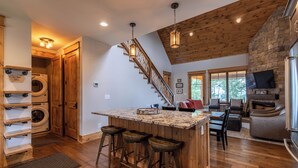 Maison, plusieurs lits, bain à remous, vue montagne (Bear Claw Overlook at Eagles Nest) | Intérieur