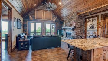 Rumah, Beberapa Tempat Tidur, patio, pemandangan gunung (Lucky 7 at Eagles Nest) | Interior