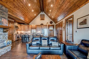 Hus, flere senger, terrasse, fjellutsikt (Lucky 7 at Eagles Nest) | Oppholdsområde | Peis