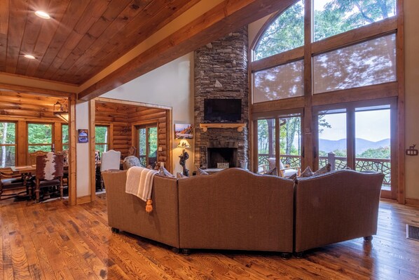 Hus, flere senger, spabadekar, fjellutsikt (Eagles Landing at Eagles Nest) | Oppholdsområde | Peis