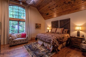 Hus, flere senger, spabadekar, fjellutsikt (Eagles Landing at Eagles Nest) | 4 soverom, individuelt dekorert, individuelt innredet og sengetøy