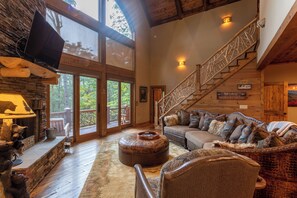 Hus, flere senger, spabadekar, fjellutsikt (Eagles Landing at Eagles Nest) | Oppholdsområde | Peis