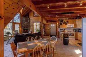 Cabaña, varias camas, bañera de hidromasaje, vistas a la montaña (Misty Peak) | Interior